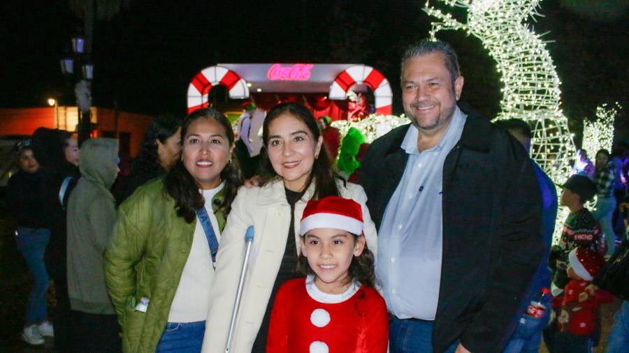 El Alcalde y la Presidenta Honoraria del DIF encabezaron el encendido navideño.