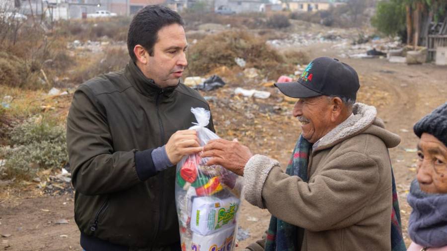 Durante el recorrido se distribuyeron cobijas, bebidas calientes, alimentos y productos de la canasta básica.