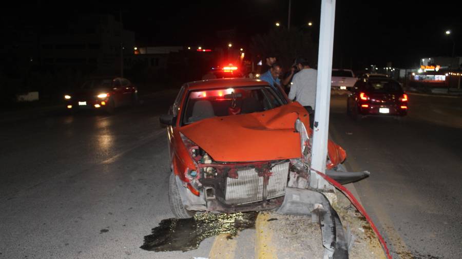 El auto sufrió graves daños en su carrocería.