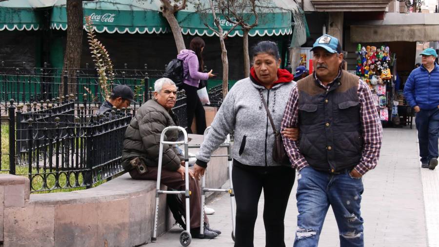 Las bajas temperaturas provocadas por el frente frío número 27 obligaron a decenas de personas, principalmente migrantes, a resguardarse en los albergues habilitados por el municipio de Saltillo durante el fin de semana.
