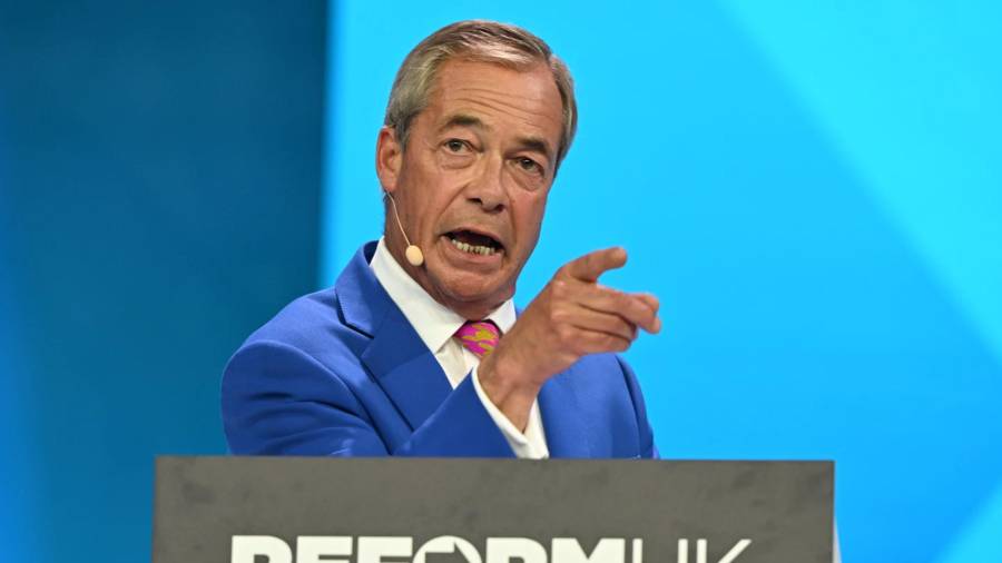 El líder del Partido Reformista, Nigel Farage, señala mientras habla durante la conferencia anual del partido en el National Exhibition Centre de Birmingham, Inglaterra, el viernes 4 de septiembre de 2026.
