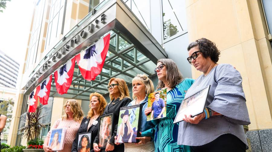 Padres de familia sostienen fotografías de sus hijos fallecidos durante una protesta contra las plataformas de redes sociales fuera del edificio federal Ronald V. Dellmus en Oakland, California.