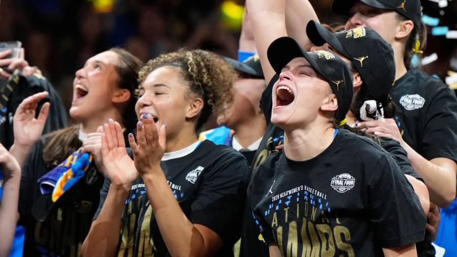 Gabriela Jáquez celebró con UCLA la conquista del título nacional de la NCAA, tras coronarse en una histórica final del basquetbol colegial femenil en Estados Unidos.