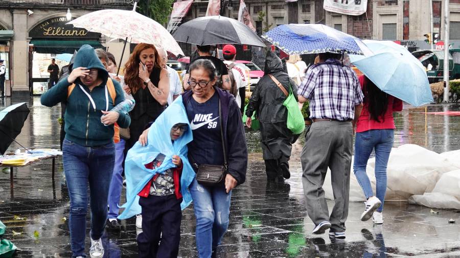 El SMN advirtió lluvias torrenciales en Yucatán y precipitaciones intensas en el sureste, con riesgo de inundaciones, deslaves y fuertes rachas de viento.