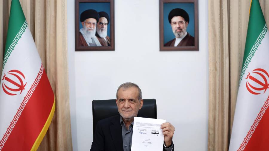 El presidente iraní Masoud Pezeshkian muestra un memorando de entendimiento firmado con el presidente estadounidense Donald Trump destinado a poner fin a la guerra.
