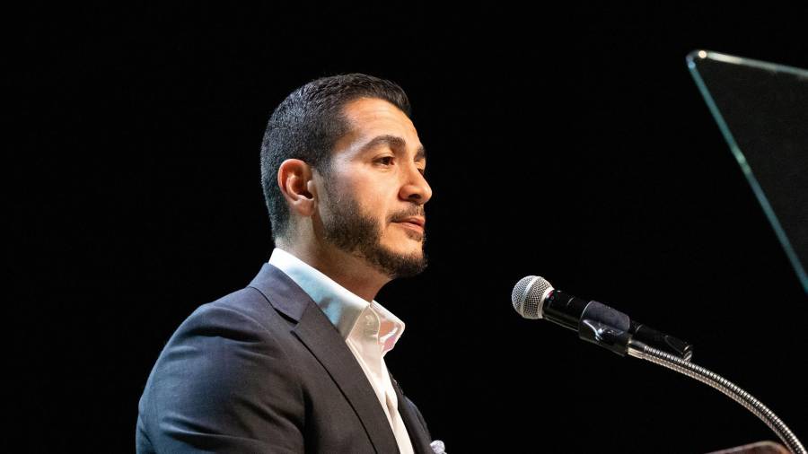 Abdul El-Sayed, candidato demócrata al Senado por Michigan, se dirige a sus seguidores durante la fiesta de seguimiento de los resultados de las elecciones primarias en Detroit, Michigan.
