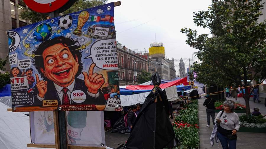 La cantidad de manifestantes que regresó a Oaxaca incluso obligó a aplazar una de sus asambleas estatales hasta el lunes.