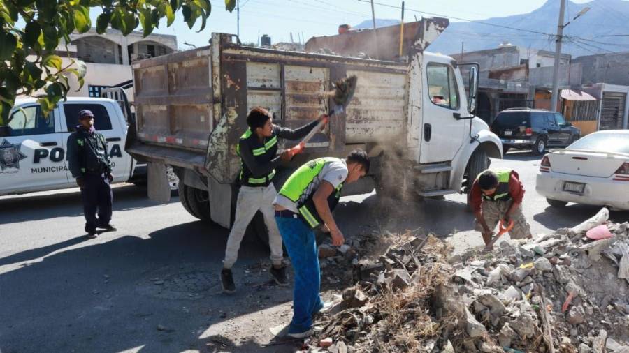 Brigadas del programa “Aquí andamos” realizaron limpieza profunda y retiro de escombro en callejones de la colonia Vicente Guerrero, al sur de Saltillo.