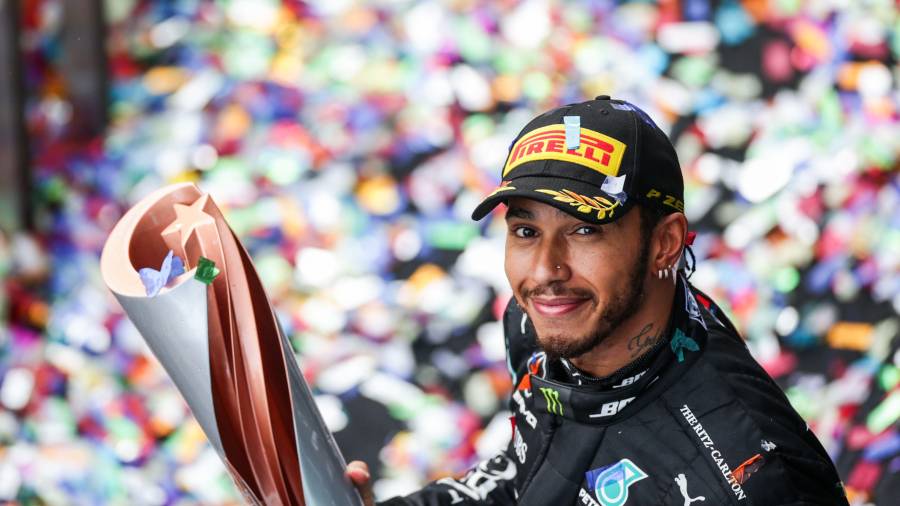 Figuras como Lewis Hamilton, Cristiano Ronaldo, LeBron James, Fernando Alonso, Marta, Guillermo Ochoa y Andrés Guardado representan una nueva era del alto rendimiento, en la que superar los 40 años ya no es sinónimo de retiro, sino de vigencia, liderazgo y legado en la élite deportiva.