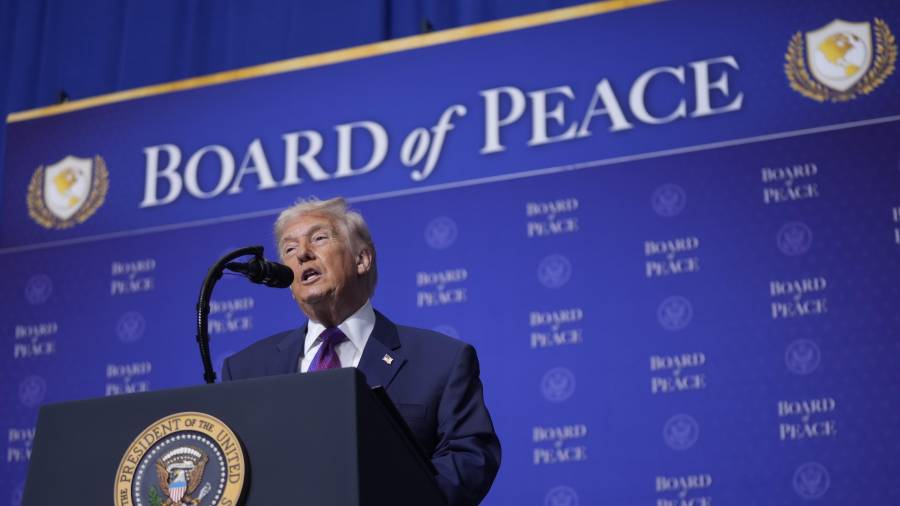 El presidente Donald Trump habla durante una reunión de la Junta de Paz en el Instituto de Paz de EU, el jueves 19 de febrero de 2026, en Washington.