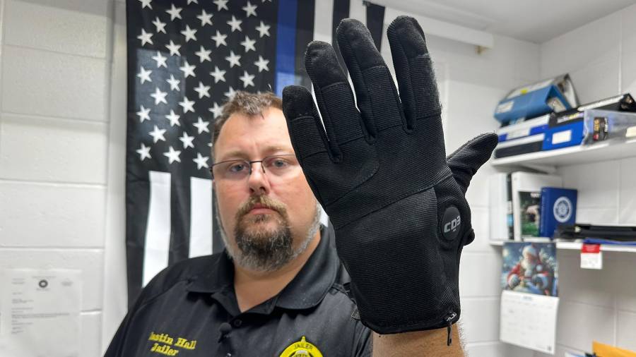 Justin Hall, custodio de la cárcel del condado de Nelson, en Kentucky, muestra un guante de electrochoques que se utiliza en la instalación, el jueves 13 de agosto de 2026, en Bardstown, Kentucky.
