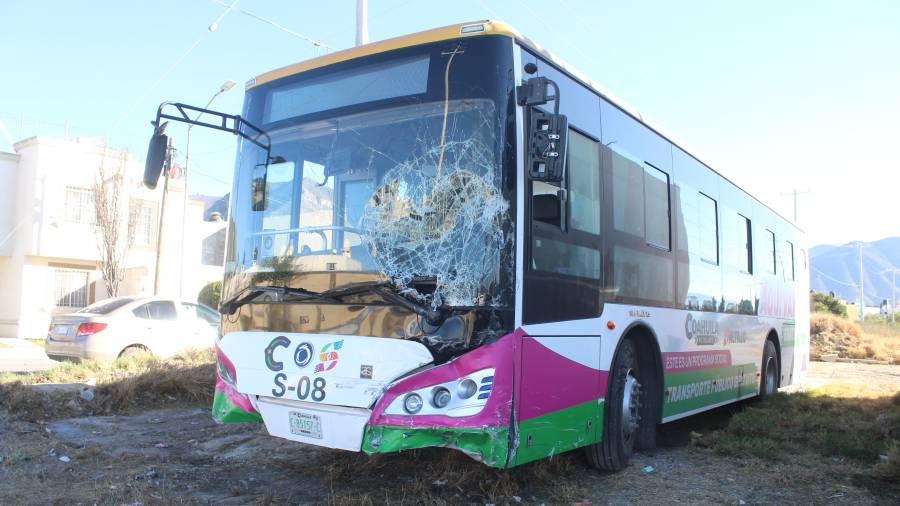 La unidad del programa municipal “Aquí Vamos Gratis” resultó con daños tras ser impactada por un camión de carga en el cruce de Antonio Cárdenas y Teodoro Sánchez Dávila, al sur de Saltillo.