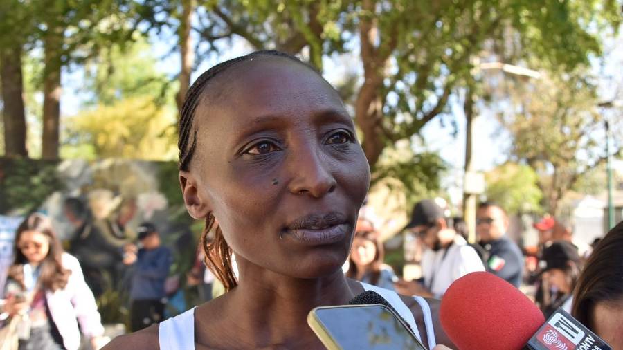 Risper Biyaki cruzó la meta en primer lugar del Maratón Lala 2026.