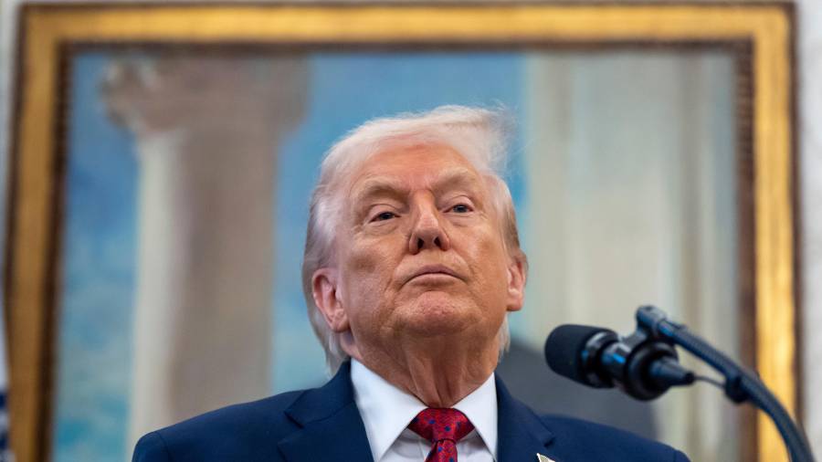 El presidente Donald Trump habla durante la entrega de la Medalla de Defensa Fronteriza con México en la Oficina Oval de la Casa Blanca en Washington.