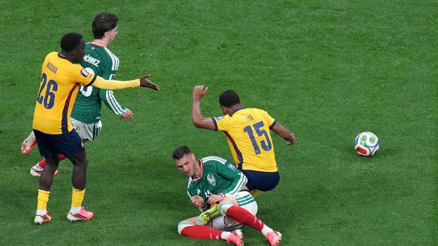 El delantero mexicano estará cerca de ocho semanas fuera por un esguince de tobillo.