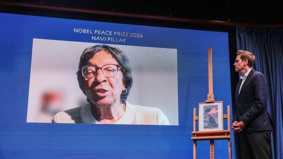 El presidente del Comité Nobel noruego, Jorgen Watne Frydnes, escucha a la galardonada con el Premio Nobel de la Paz, Navanethem Pillay, en el Centro Nobel de la Paz en Oslo, Noruega.