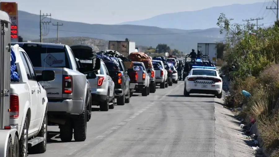 El INM detalló que una de las caravanas más numerosas ingresó por el Puente Internacional de Eagle Pass, con 181 vehículos.