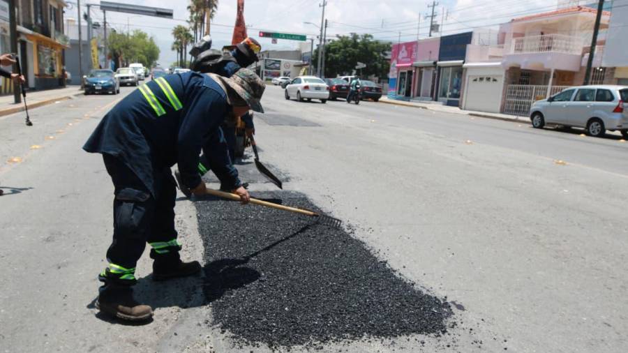 El Gobierno Municipal reforzó las acciones de mantenimiento sobre el bulevar Francisco Coss para optimizar las condiciones de tránsito en una de las principales arterias de Saltillo.