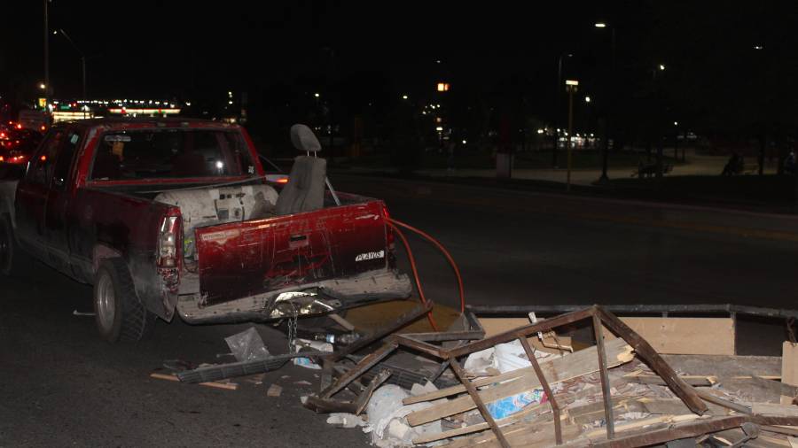 La camioneta Chevrolet de redilas terminó con severos daños luego de ser impactada por alcance por un camión de transporte de personal, lo que provocó que su conductor perdiera el control y se estrellara contra la base de concreto del puente.