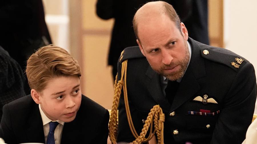 El príncipe Guillermo y su hijo, el príncipe Jorge visitaron juntos por primera vez la organización benéfica para apoyar en las labores de alimentación. FOTO: