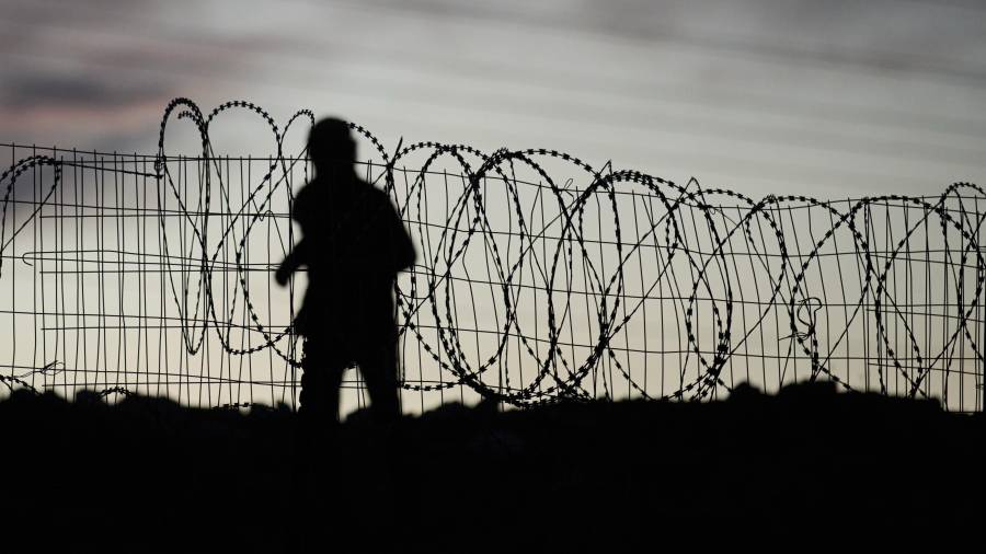 Un colono israelí corre alrededor de un complejo palestino-beduino perteneciente a la familia Kaabneh, en las afueras de la ciudad cisjordana de Taybeh, el jueves 1 de octubre de 2026.