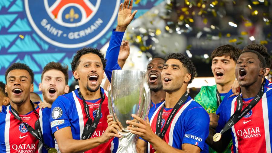 Marquinhos levantó el trofeo después de que el PSG superara 2-1 al Aston Villa en una intensa final disputada en Salzburgo.