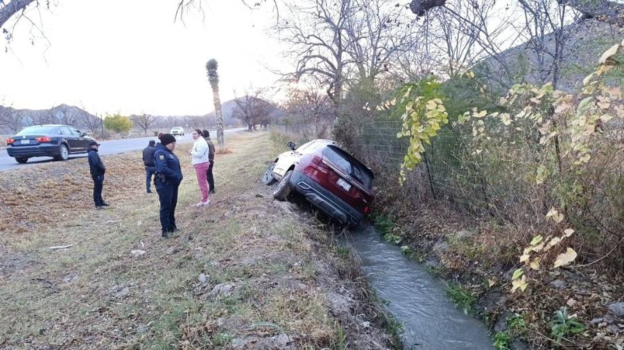 La unidad recorrió varios metros fuera de la cinta asfáltica antes de volcar.