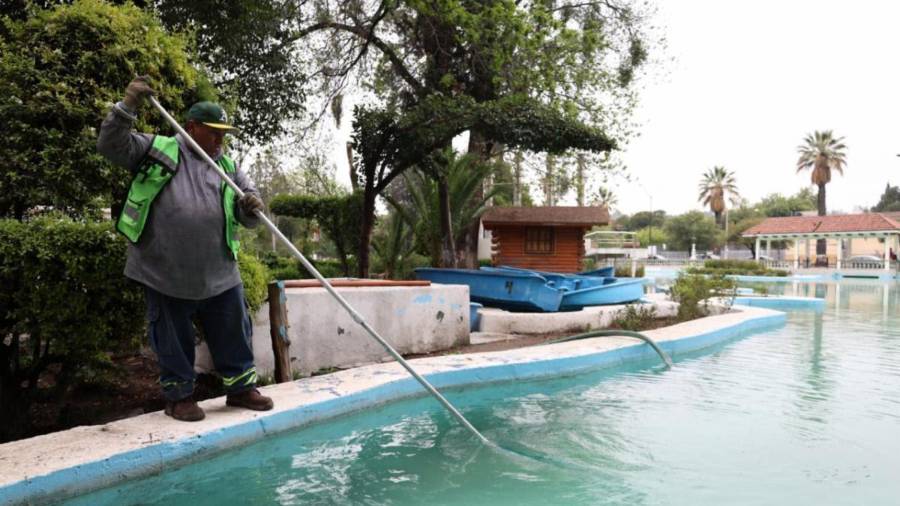 Brigadas municipales realizan labores de limpieza y mantenimiento en espacios emblemáticos del Centro Histórico.