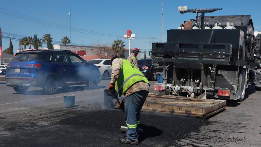 Se atienden daños en el pavimento del bulevar Venustiano Carranza, una de las vialidades con mayor flujo vehicular.