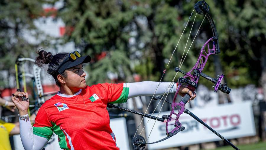 La deportista coahuilense justo después de tirar la flecha.