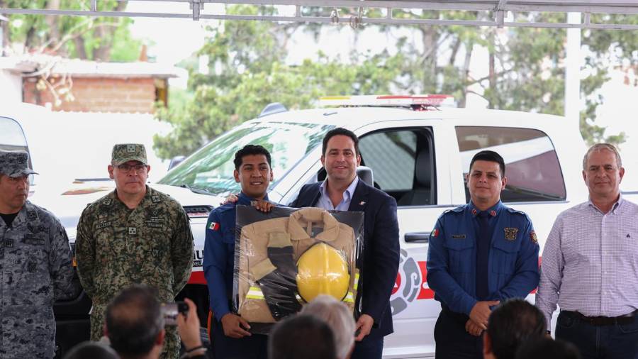 Javier Díaz González encabezó la entrega de cinco nuevas unidades y equipo especializado para fortalecer las labores de Bomberos y Protección Civil de Saltillo.