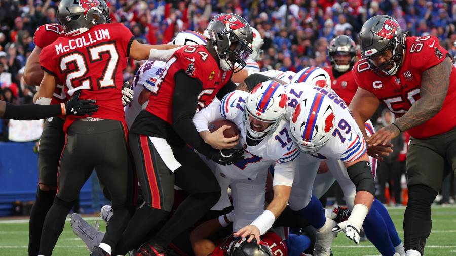 Josh Allen firmó una actuación histórica con seis touchdowns —tres por pase y tres por carrera— para guiar el triunfo 44-32 de los Bills.