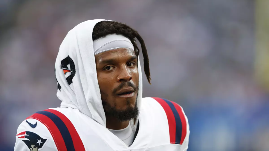 A Cam Newton no se le da muy bien el tema de las relaciones con mujeres, pues cada que dice algo desata la polémica en medios y redes sociales.