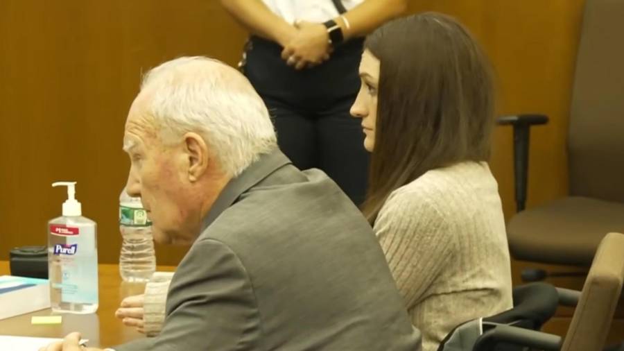 Lindsay Clancy (d), la mujer acusada de matar a sus tres hijos en un supuesto brote psicótico en la Corte Superior de Plymouth, Massachusetts.