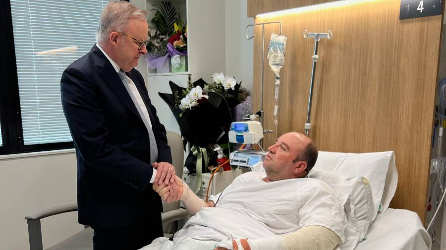 El Primer Ministro australiano, Anthony Albanese, se reúne con Ahmed al Ahmed en el Hospital St. George de Sídney.