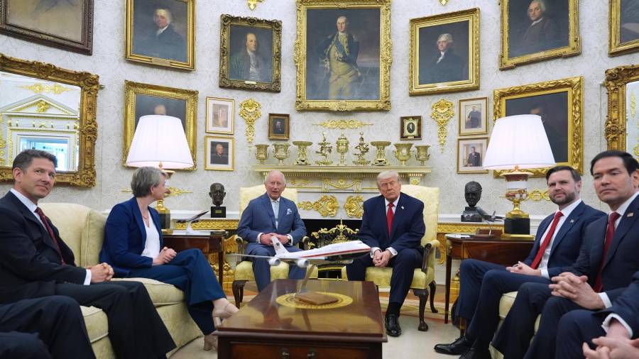 Ambos mandatarios fueron acompañados del embajador de Reino Unido en EU, Christian Turner, la secretaria de Exteriores británica Yvette Cooper, el vicepresidente JD Vance y el secretario de Estado Marco Rubio.