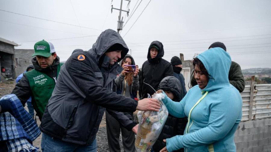 Brigadas estatales y municipales llevaron cobijas y bebidas calientes a familias de la colonia Héroes de Nacozari, al sur poniente de Saltillo.
