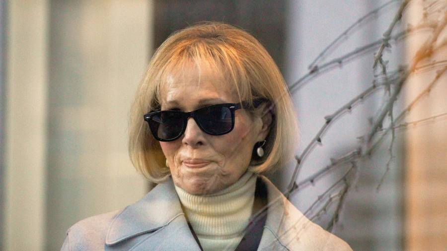 E. Jean Carroll llega al tribunal federal de Manhattan el 17 de enero de 2024 en Nueva York.