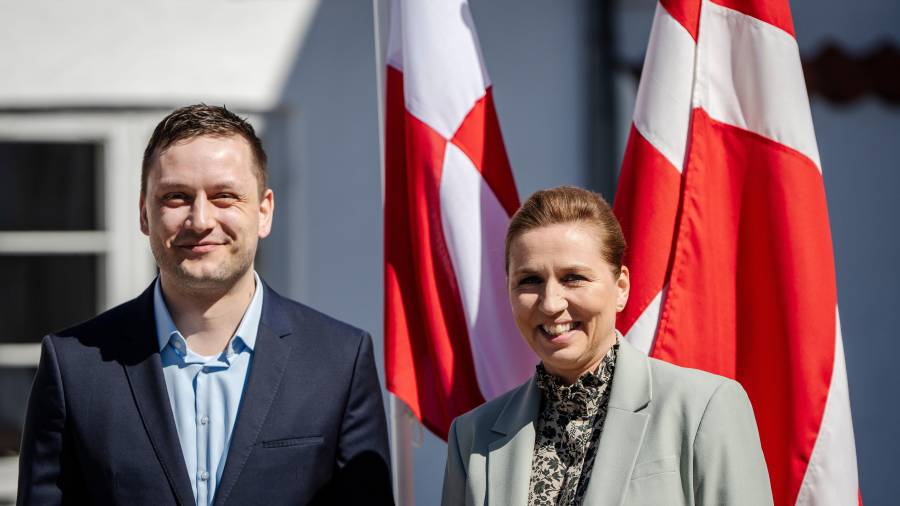 La primera ministra de Dinamarca, Mette Frederiksen y el primer ministro de Groenlandia, Jens-Frederik Nielsen sonríen durante su reunión en Marienborg en Kongens Lyngby, Dinamarca el 27 de abril de 2025.