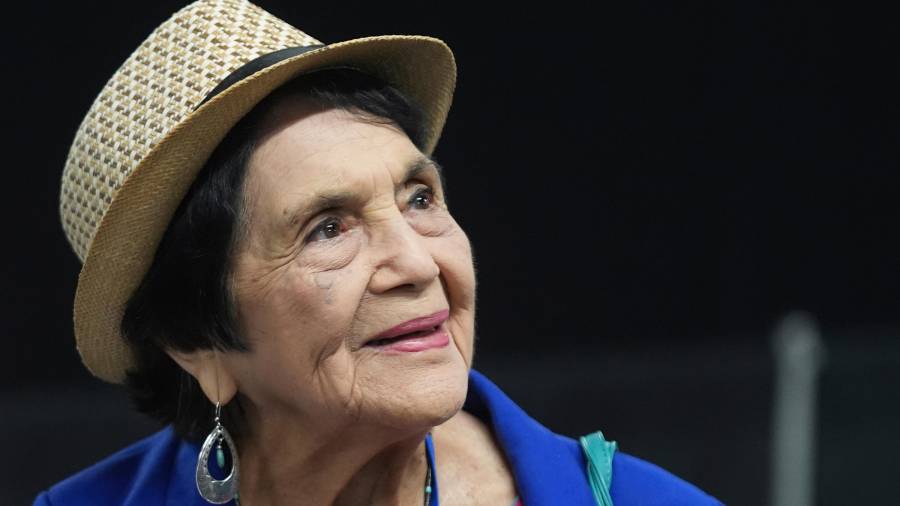 La activista por los derechos de los agricultores Dolores Huerta en una convención demócrata en Anaheim, California, el 31 de mayo del 2025.