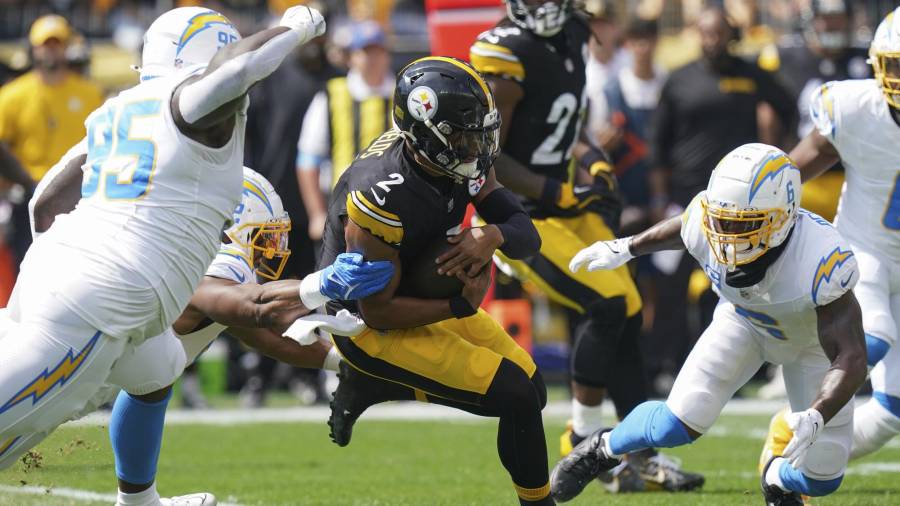 En esta columna se recomienda a jugadores como Justin Fields, Sam Darnold, Bucky Irving, y Roschon Johnson, quienes podrían ser opciones valiosas para mejorar tu equipo.