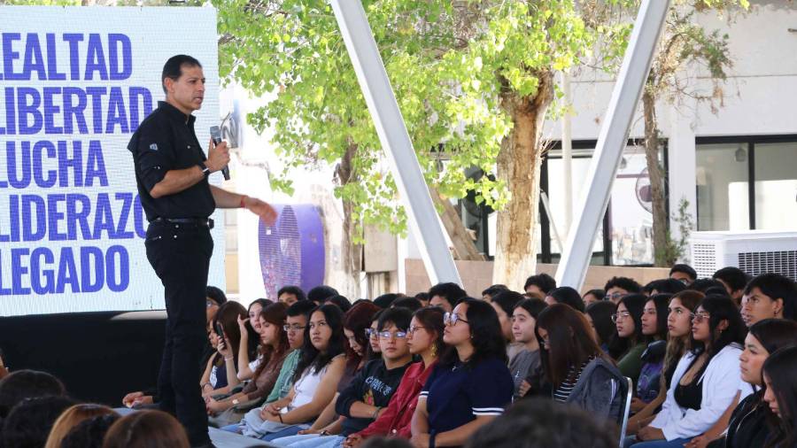 El rector de la UAdeC, Octavio Pimentel, destacó las investigaciones de la universidad para reducir impactos ambientales relacionados con el fracking.