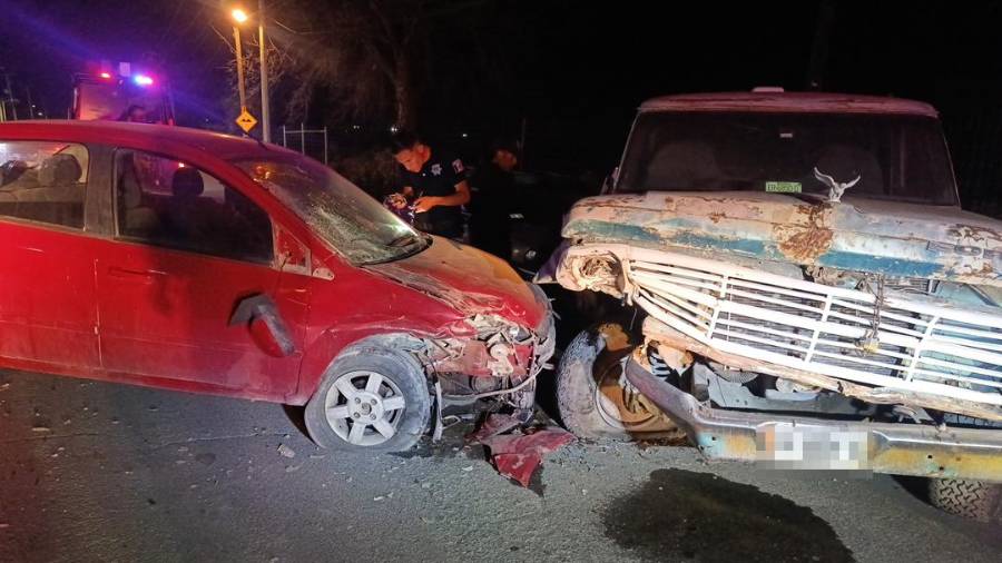 Tres vehículos resultaron con daños totales tras el fuerte impacto registrado a las 20:00 horas.