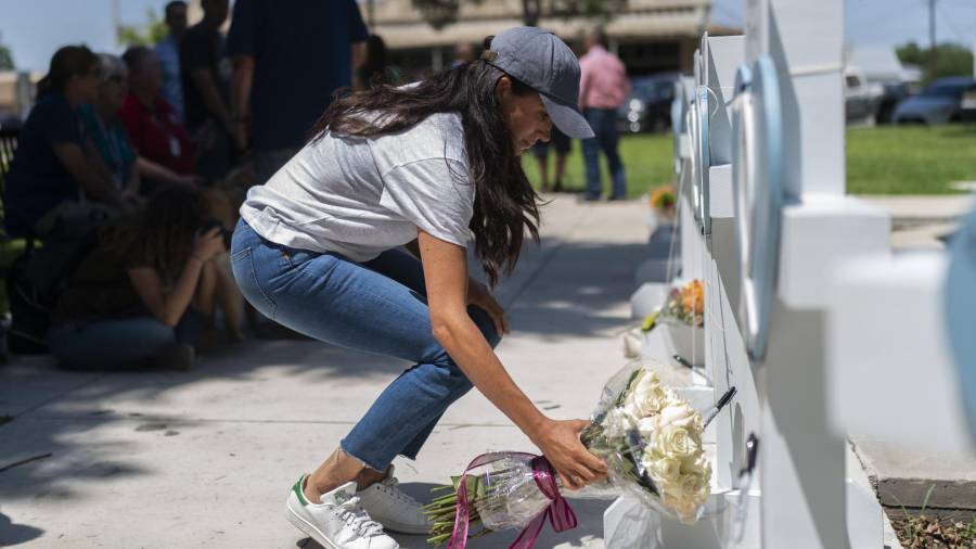 Meghan Markle, duquesa de Sussex, deja flores en un sitio conmemorativo para las víctimas que murieron en el tiroteo en la escuela primaria de esta semana en Uvalde, Texas.
