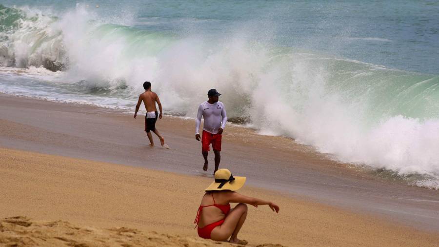 Elementos de Protección Civil de San Pedro Mixtepec rescataron a un hombre que fue azotado por una ola en la playa Carrizalillo.