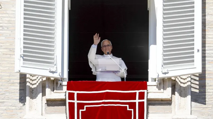 El Papa León XIV dirige el rezo del Ángelus desde la ventana de su despacho con vistas a la Plaza de San Pedro, en la Ciudad del Vaticano, el 11 de octubre de 2026.