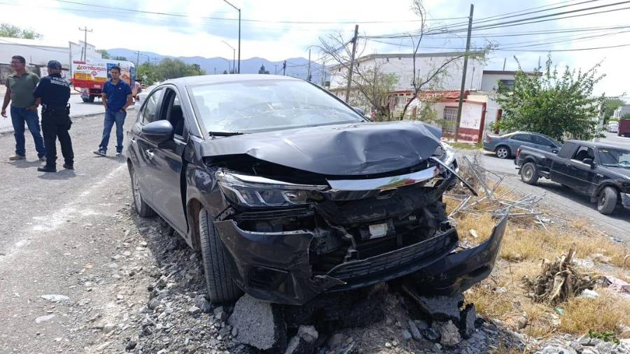 Elementos de la Policía del Estado aseguraron a un hombre de aproximadamente 40 años luego de una persecución breve, tras registrarse un accidente por alcance que derivó en daños materiales en dos vehículos.