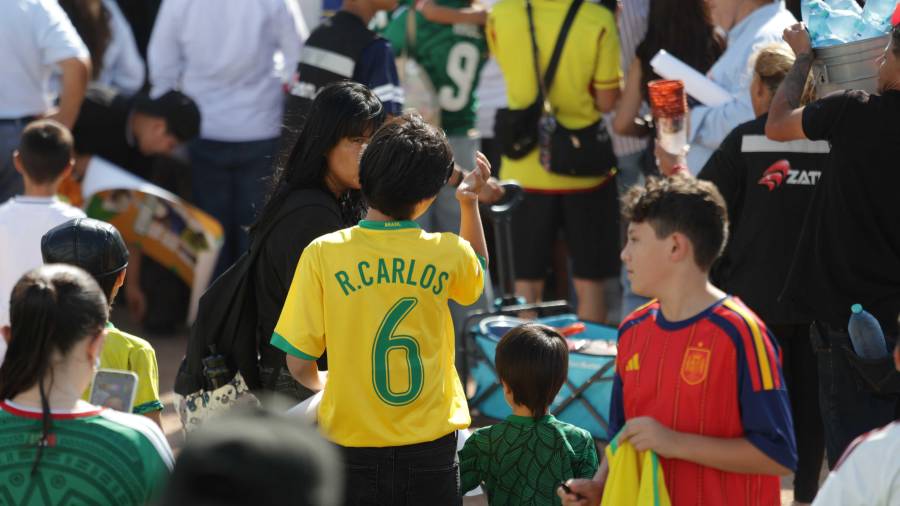 Familias acudieron al FutFest para convivir y seguir las actividades organizadas en torno a la Copa del Mundo.