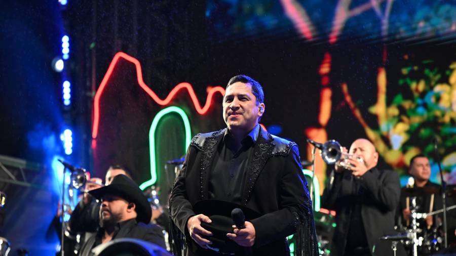 Fiesta. Entre aplausos, carteles y gritos de emoción, Julión Álvarez convirtió su presentación en uno de los momentos más esperados de la segunda jornada del Rodeo Saltillo.