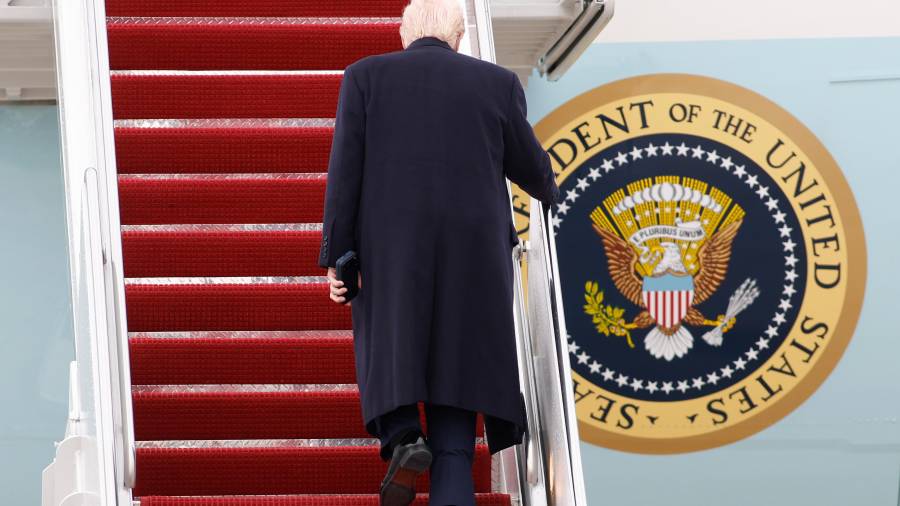 El presidente Donald Trump sube las escaleras del Air Force One en la Base Conjunta Andrews, en Maryland, el 27 de marzo de 2026.